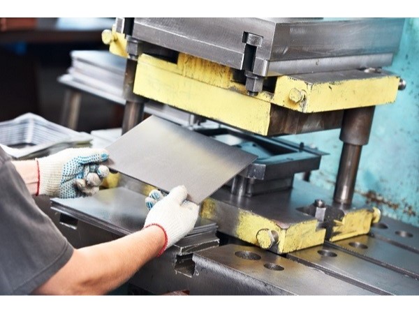 東莞沖壓件廠，單邊毛刺如何解決